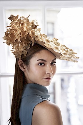 Goldener Fascinator Hut Couture Spitze Blüten