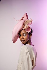 Faszinator Hut für Hochzeitsgast in rosé und beige -  Bild-3
