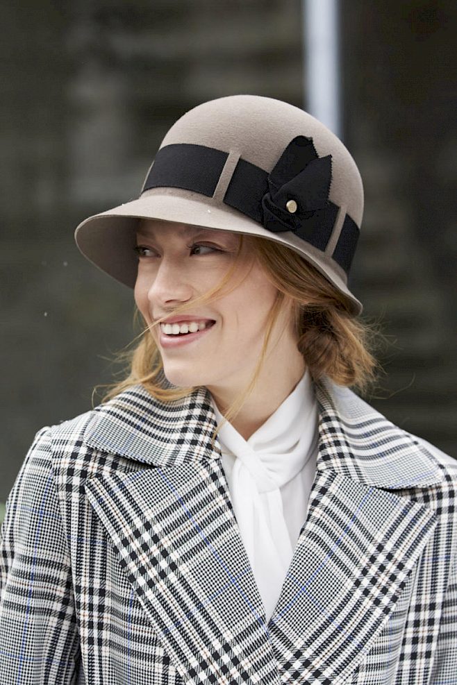 Hat Winter Cloche hat beige with black ribbon hatdesign Nicki Marquardt München