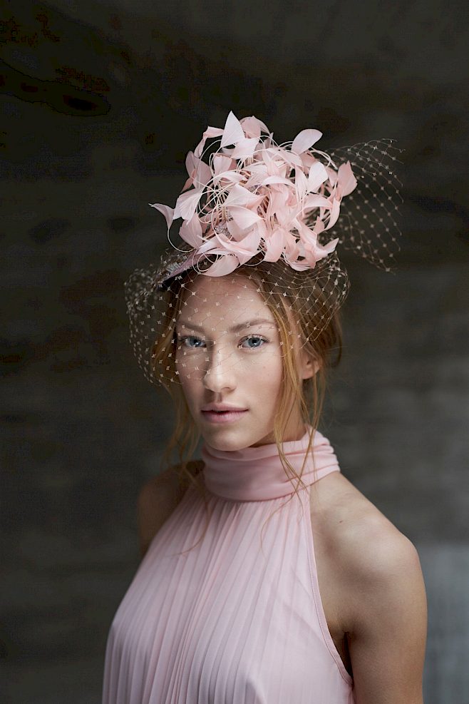 Headpiece rosa Federn Schleier Hochzeit Pferderennen Ascot Hochzeitsgast