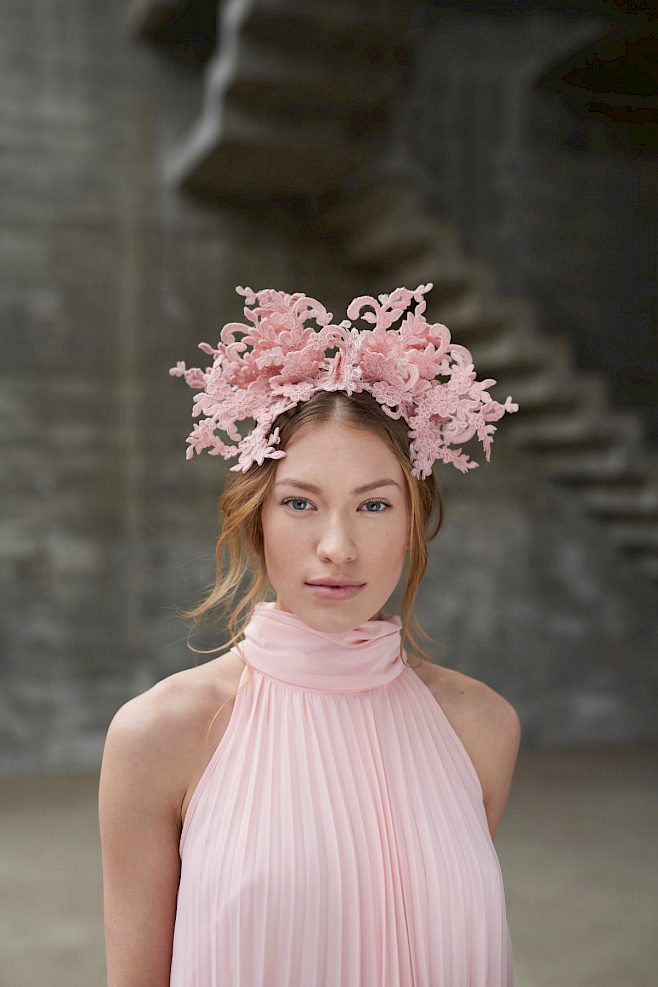 Headpiece rosa aus Spitze Hochzeit Pferderennen Hut Ascot