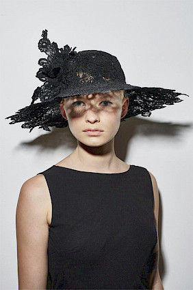 Festlicher Damenhut eleganter Hut schwarz Spitze by Hutdesign Nicki Marquardt München
