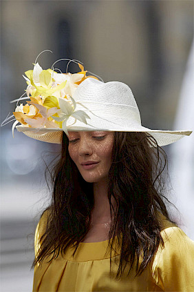 festlicher Damenhut eleganter Sommerhut weiß Blüten Hochzeit Pferderennen Hut Ascot by Hutdesign Nicki Marquardt München