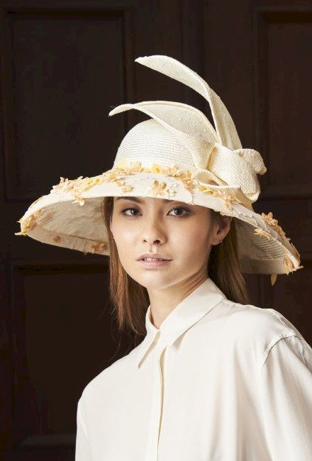natural-coloured lady&#039;s hat bell-shaped hat