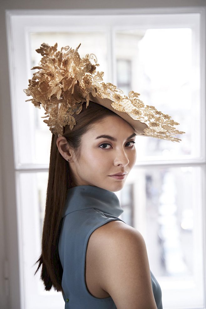 Goldener Fascinator Hut Couture Spitze Blüten