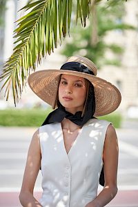 wide brim hat sun hat foldable natural with black band -  image-2