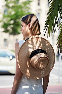 wide brim hat sun hat foldable natural with black band -  image-4