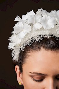 weißer Braut Haarreif aus Federn und Hutschleier -  Bild-3