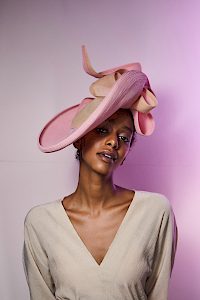 Faszinator Hut für Hochzeitsgast in rosé und beige -  Bild-4